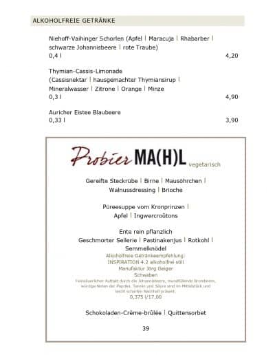 Gereifte Steckrübe l Birne l Mausöhrchen l Walnussdressing l Brioche Püreesuppe vom Kronprinzen l Apfel l Ingwercroûtons Ente rein pflanzlich Geschmorter Sellerie l Pastinakenjus l Rotkohl l Semmelknödel Alkoholfreie Getränkeempfehlung: INSPIRATION 4.2 alkoholfrei still Manufaktur Jörg Geiger Schwaben Feinsäuerlicher Auftakt durch die Johannisbeere, mundfüllende Brombeere, würzige Noten der Paprika. Tannin und Säure sind im Mittelstück und leicht scharfen Nachhall präsent. 0,375 l/17,00 Schokoladen-Crème-brûlée l Quittensorbet 39